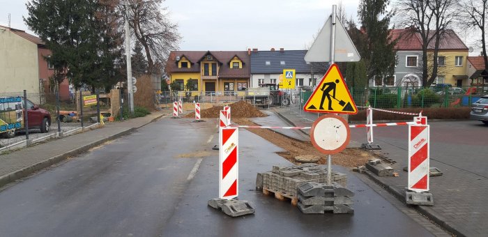 Planowane zakończenie prac przy usuwaniu awarii kanalizacji w rejonie skrzyżowania ulic Kosynierów i Kościuszki w Proszowicach