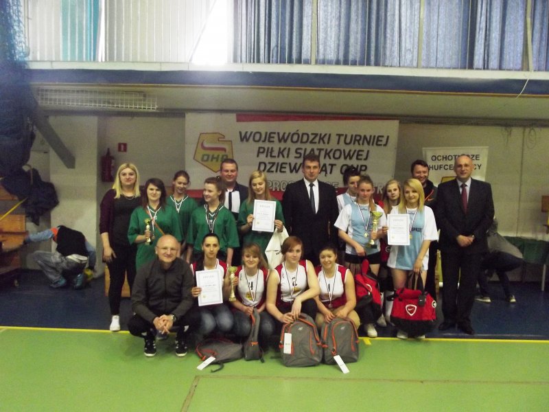 Zwycięzcy III Turnieju Piłki Siatkowej Dziewcząt OHP. Od lewej drużyny: z Krakowa, Nowego Sącza i Gorlic.