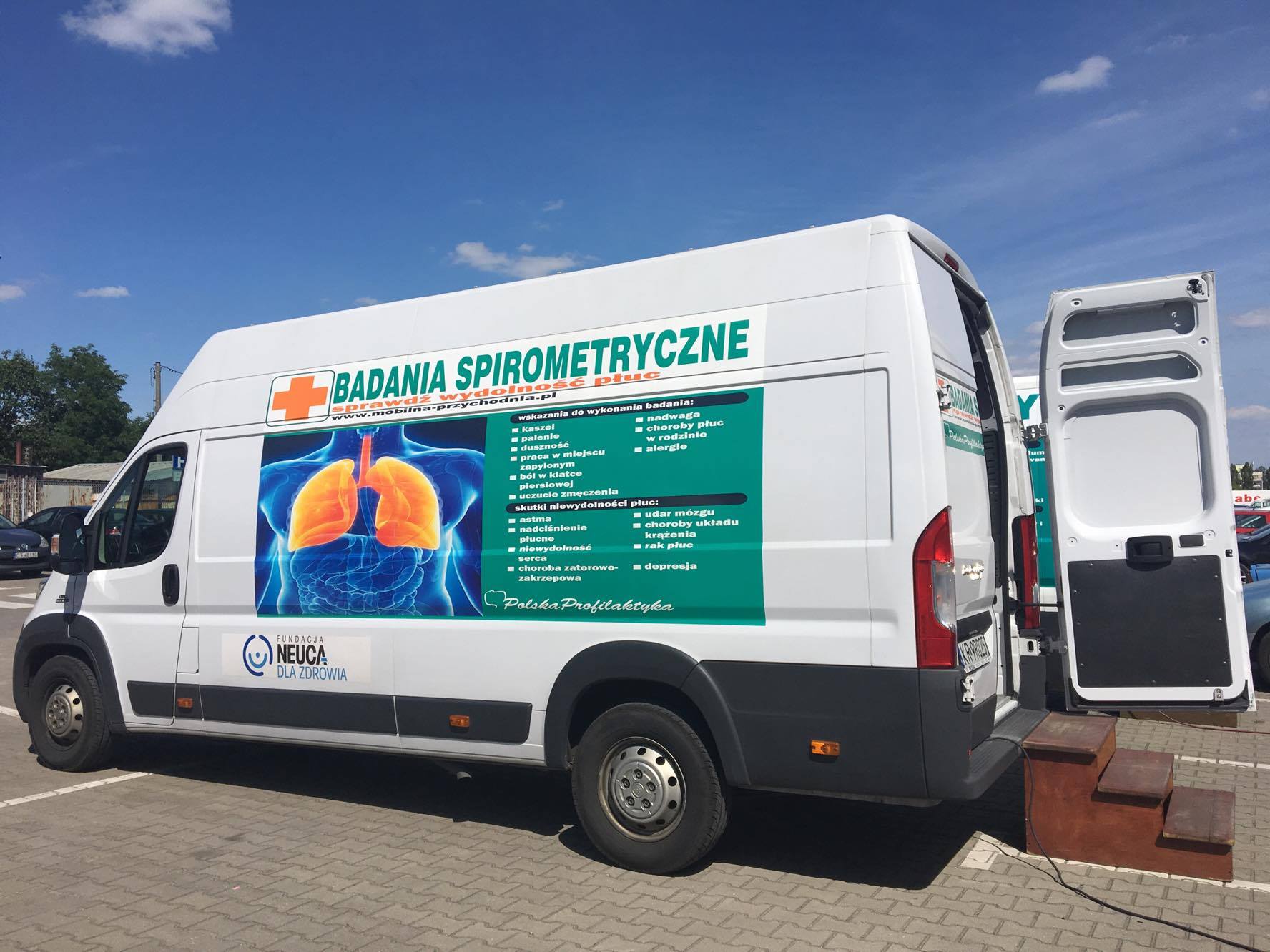 Spirobus Fundacji NEUCA dla Zdrowia ponownie wyruszył w trasę  - akcja bezpłatnych badań płuc w Proszowicach
