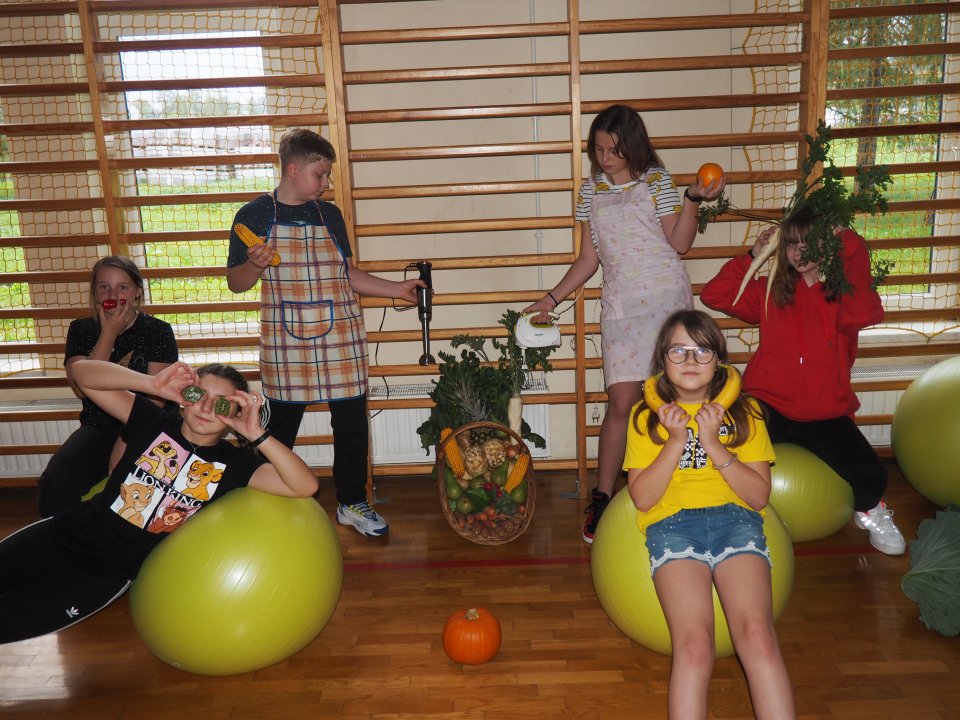 Akcja Mamy Fioła na Małopolskę - grupa uczniów Szkoły Podstawowej w Kościelcu pozuje z owocami i warzywami