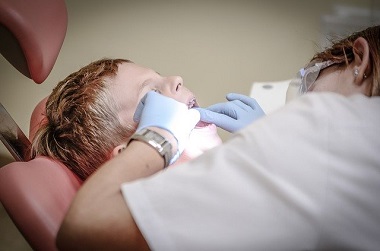Dziecko podczas wizyta u stomatologa