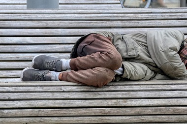 Zdjęcie przedstawia osobę bezdomną.