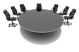 Sesja Rady Miejskiej - grafika przedstawia stół i puste krzesła